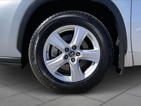 Used 2022 Toyota Highlander LE image 11
