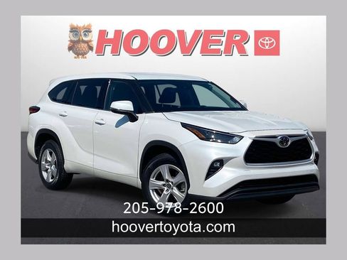 Used 2022 Toyota Highlander LE FWD image 1