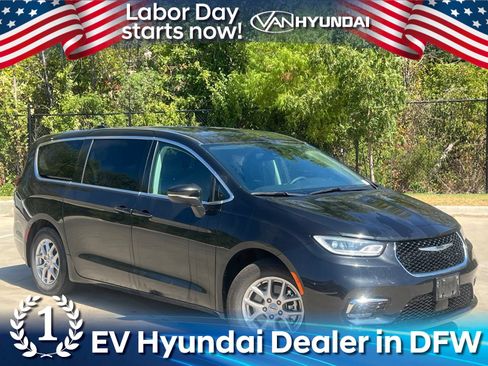 Used 2023 Chrysler Pacifica Touring-L FWD image 1