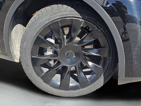 Used 2022 Tesla Model Y Long Range image 18