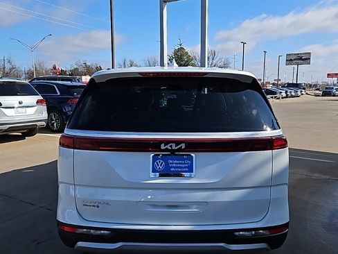 Used 2024 Kia Carnival LX image 6