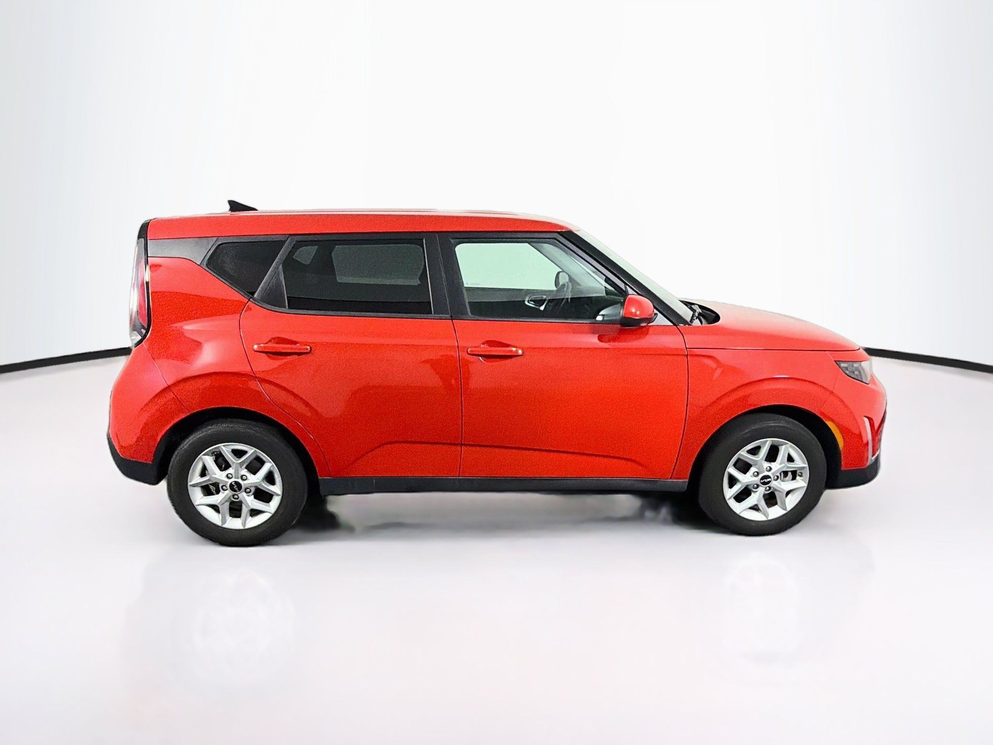 Used 2025 Kia Soul LX w/ LX Technology Package FWD image 10