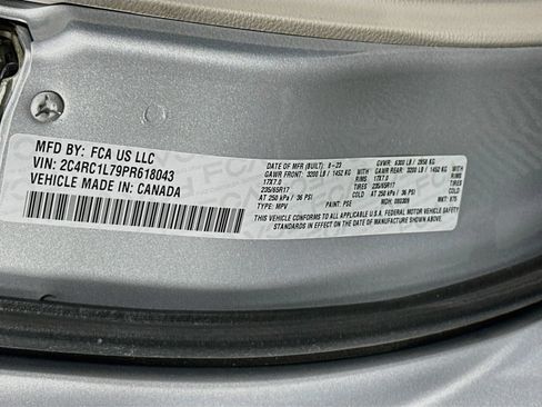 Used 2023 Chrysler Pacifica Touring-L FWD image 33