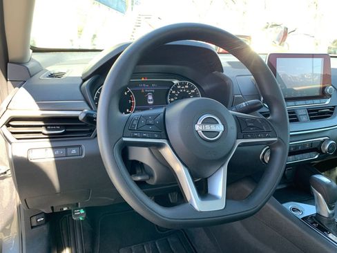 Used 2025 Nissan Altima 2.5 SV FWD image 35