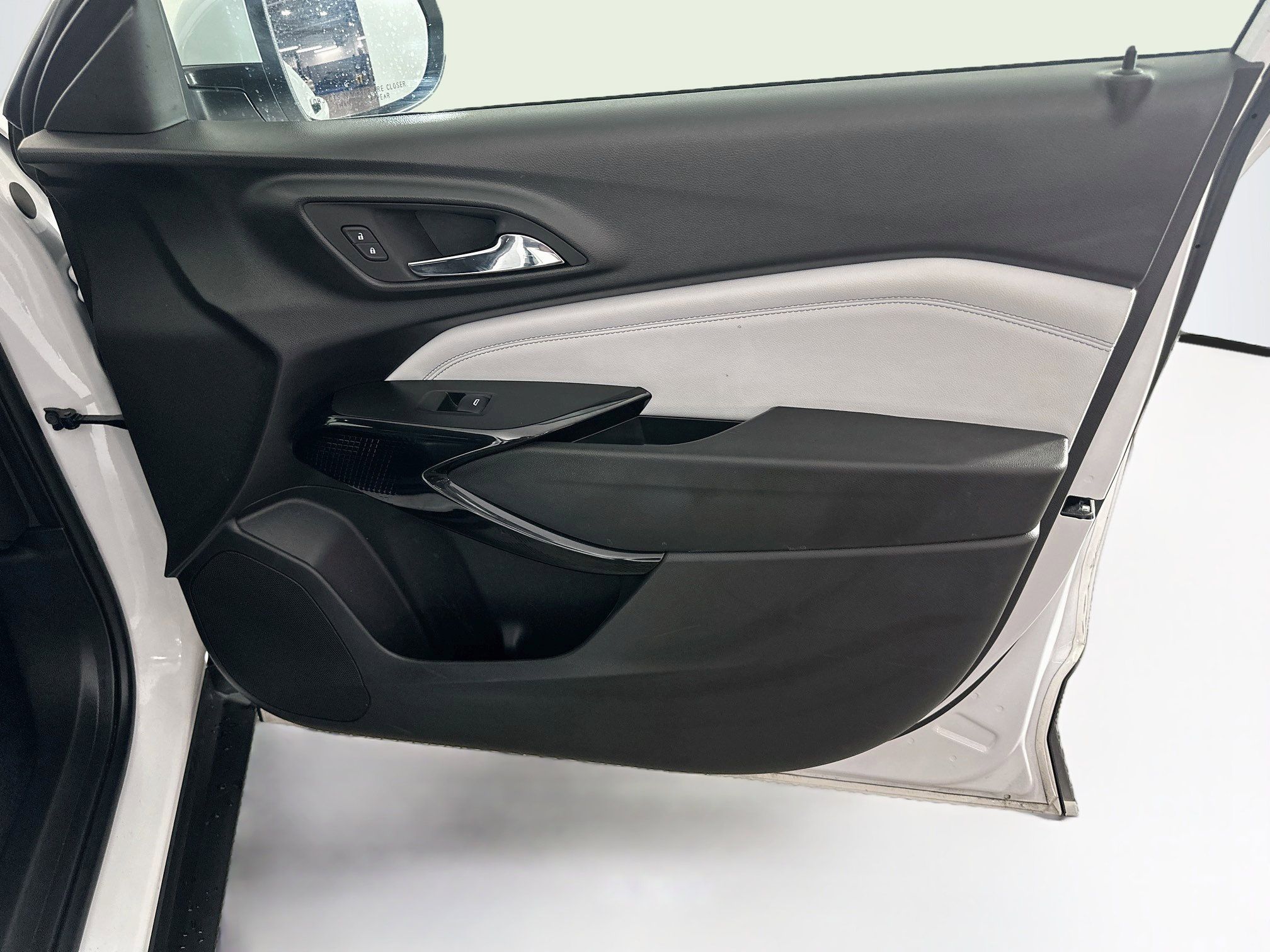 Used 2025 Chevrolet Trax LT w/ LT Convenience Package FWD image 29