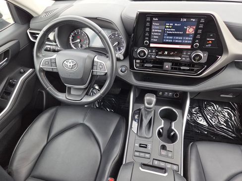Used 2022 Toyota Highlander XLE AWD/4WD image 30