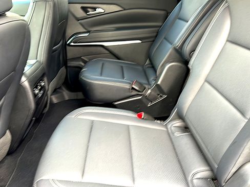 Used 2025 Chevrolet Traverse LT image 18