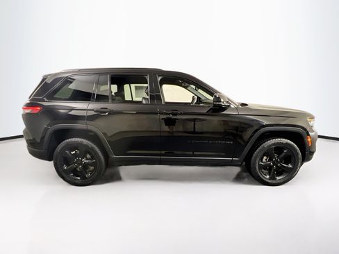 Used 2023 Jeep Grand Cherokee Altitude AWD/4WD image 4