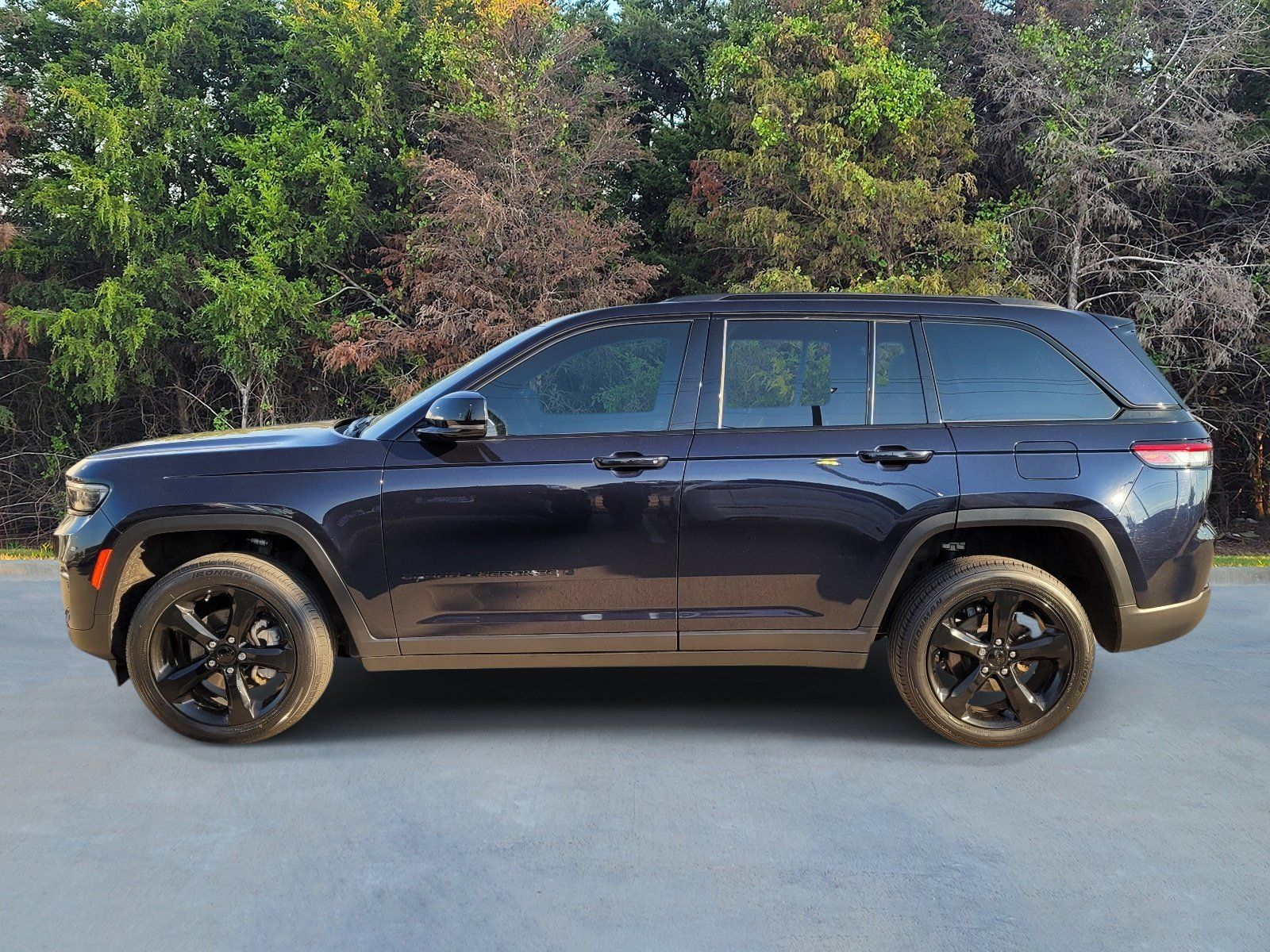 Used 2024 Jeep Grand Cherokee Limited w/ Black Appearance Package AWD/4WD image 22