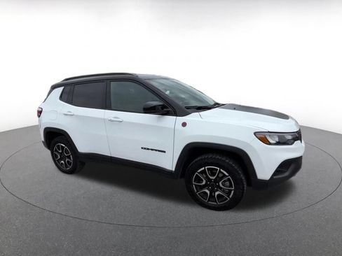 Used 2025 Jeep Compass Trailhawk AWD/4WD image 2