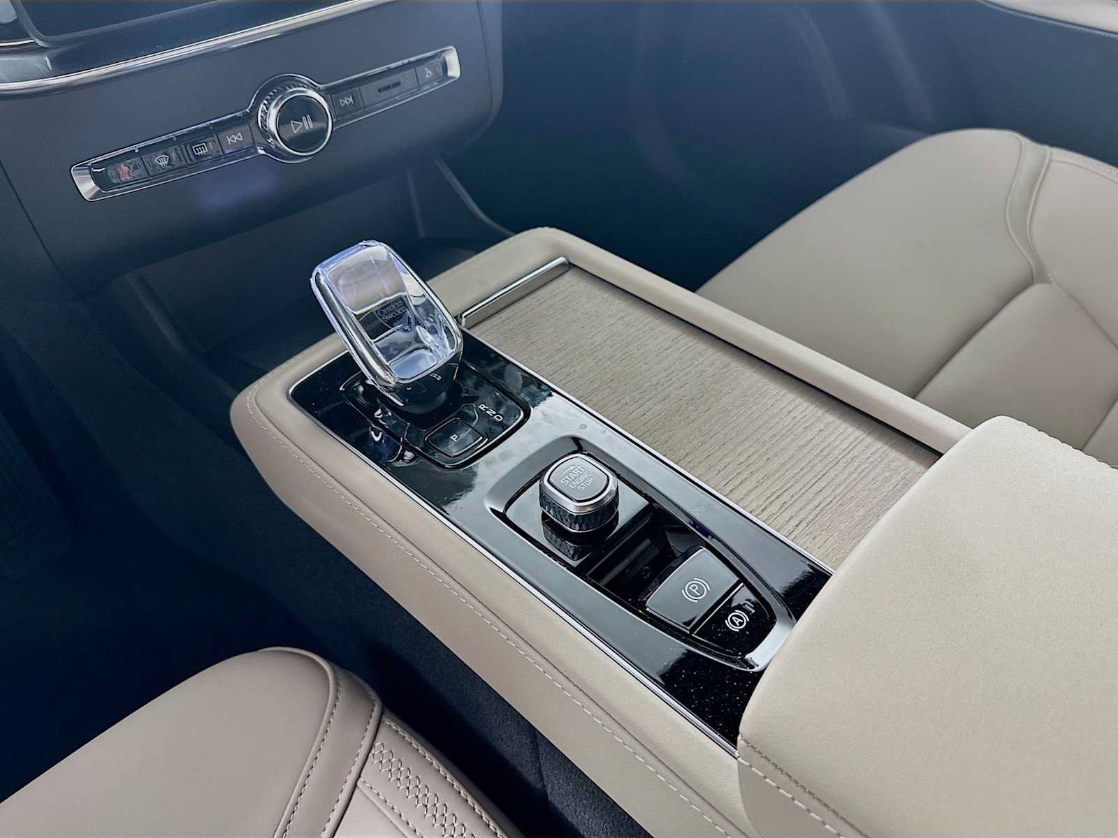 New 2026 Volvo XC90 T8 Plus w/ Protection Package Premier AWD/4WD image 15