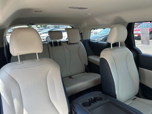 New 2026 Kia Carnival EX image 21