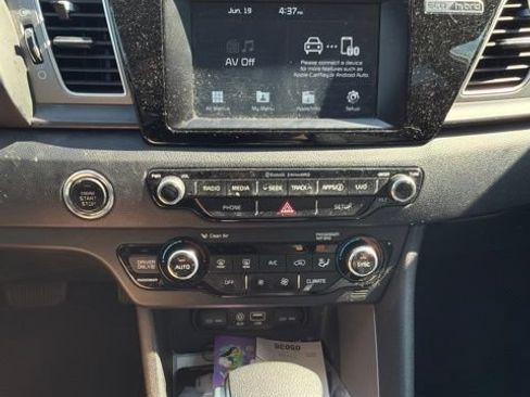 Used 2017 Kia Niro LX FWD image 3