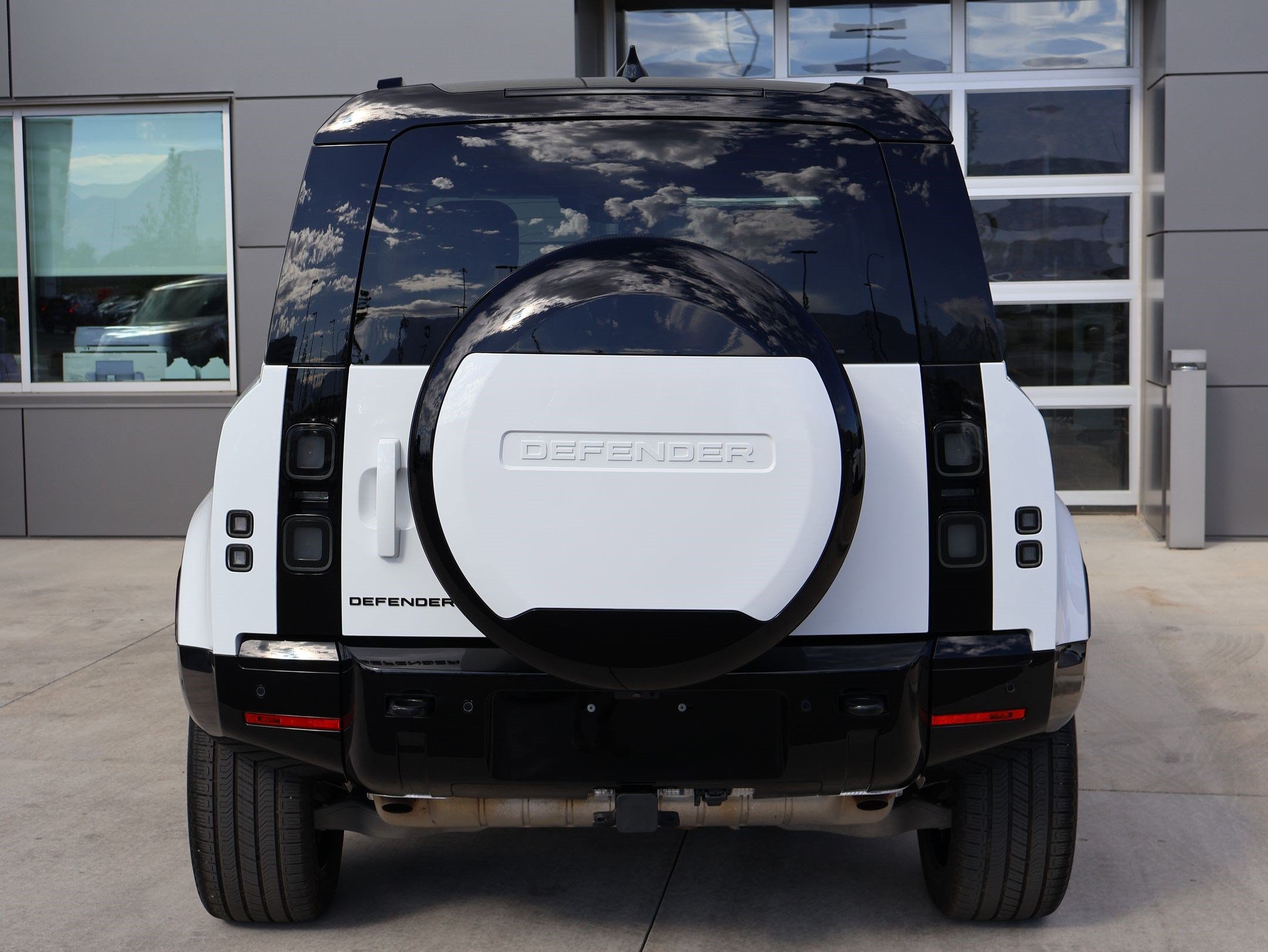 Used 2026 Land Rover Defender 110 X-Dynamic SE AWD/4WD image 9