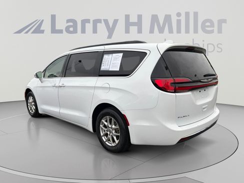 Used 2022 Chrysler Pacifica Touring-L FWD image 3