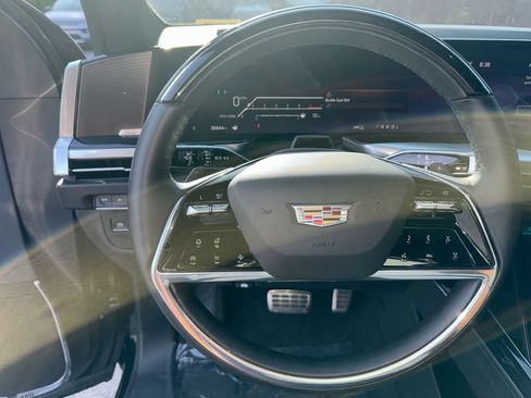 Used 2025 Cadillac Escalade ESV Sport AWD/4WD image 16
