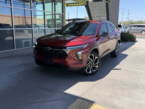 Used 2024 Chevrolet Trax RS w/ Driver Confidence Package FWD image 2