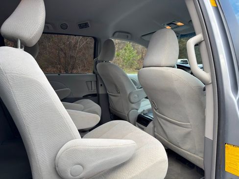 Used 2014 Toyota Sienna LE image 24