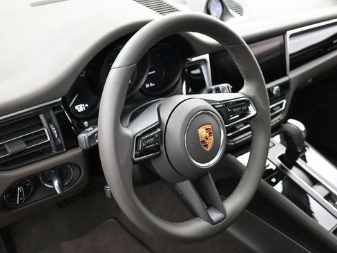 Certified 2022 Porsche Macan image 17