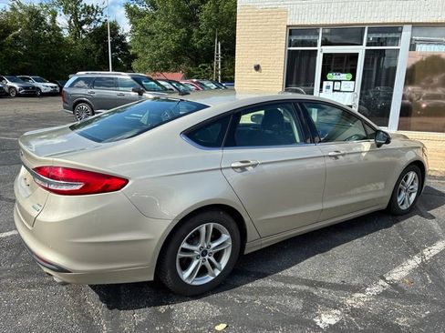 Used 2018 Ford Fusion SE w/ Fusion SE Technology Package FWD image 5