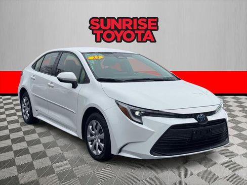 Certified 2023 Toyota Corolla LE image 1