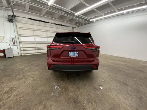 Used 2023 Toyota Highlander XLE image 5