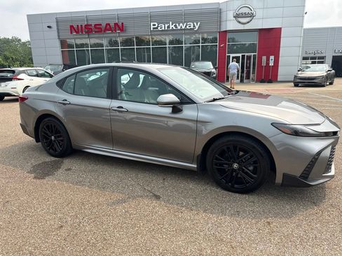 Used 2025 Toyota Camry SE AWD/4WD image 1