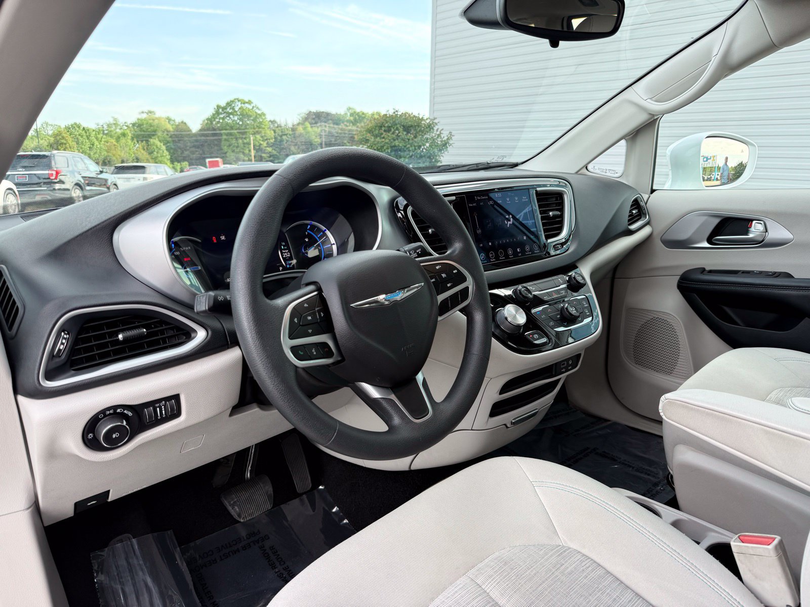 Used 2018 Chrysler Pacifica Touring Plus FWD image 18