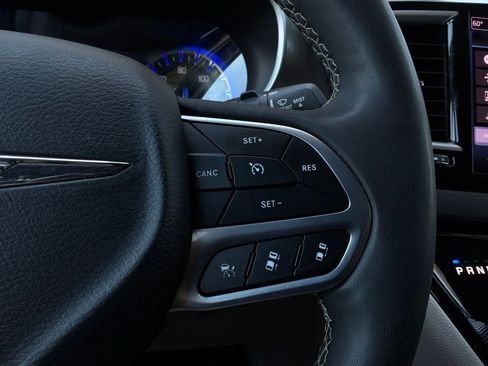 Used 2024 Chrysler Pacifica Touring-L FWD image 43