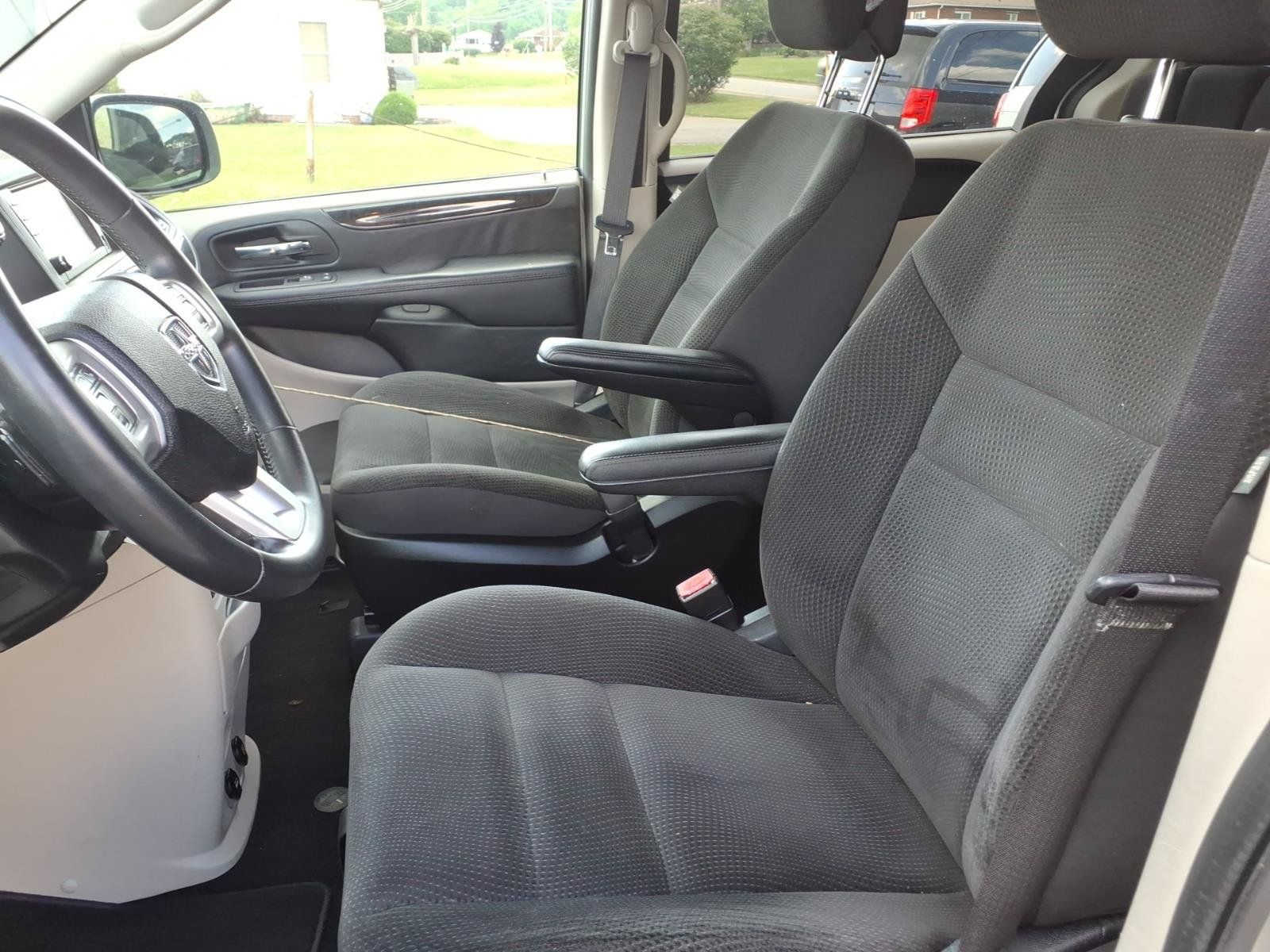 Used 2017 Dodge Grand Caravan SE w/ Power Window Group FWD image 4