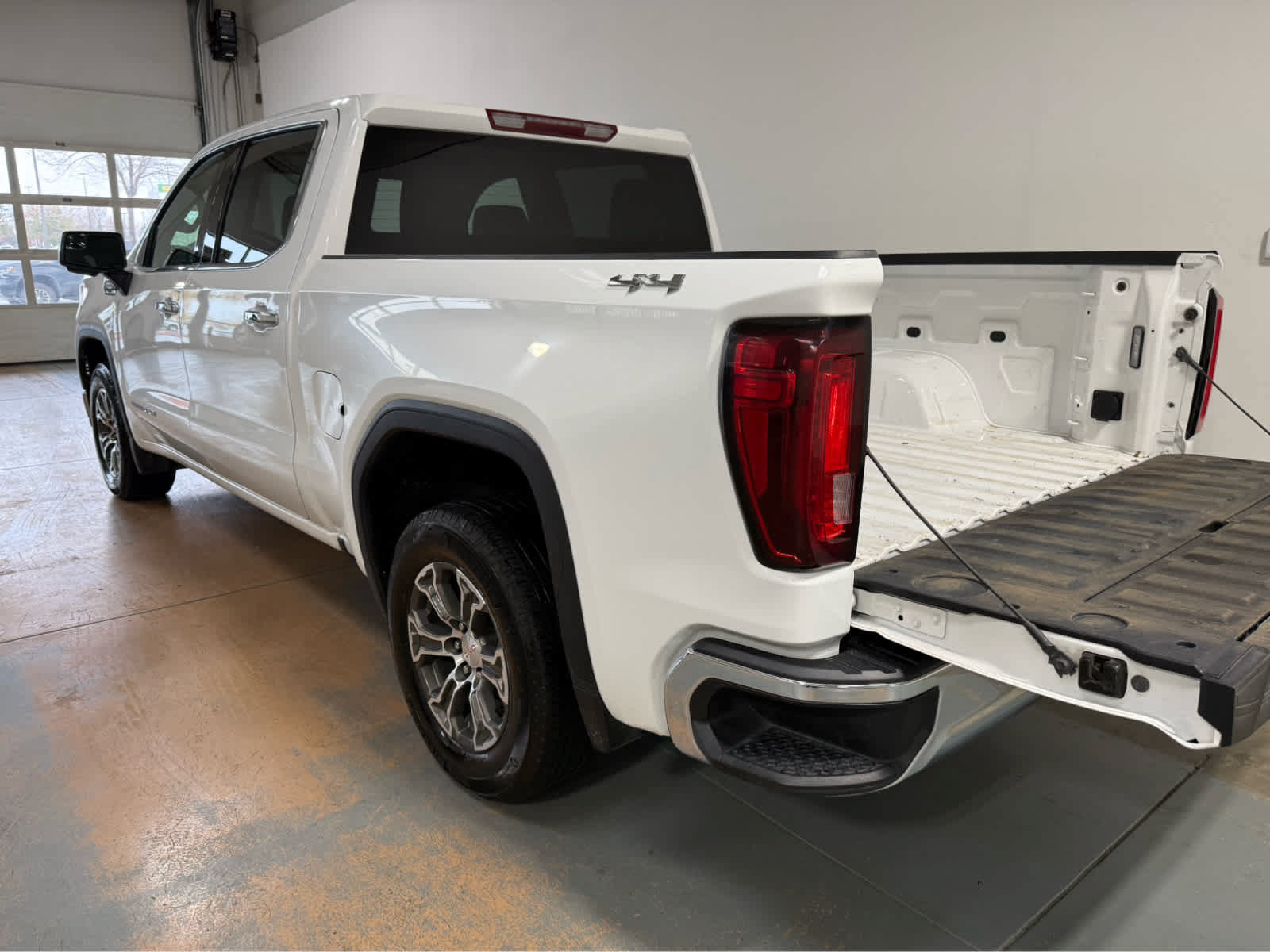 Used 2025 GMC Sierra 1500 SLT AWD/4WD image 4