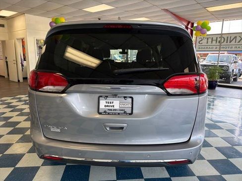 Used 2020 Chrysler Pacifica Touring-L FWD image 6