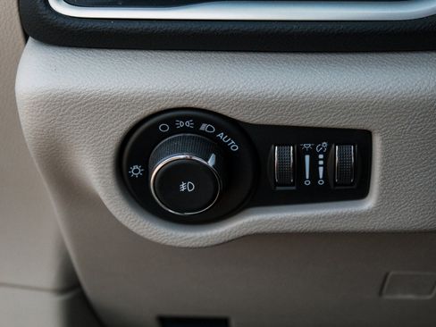 Used 2023 Chrysler Pacifica Touring-L FWD image 11