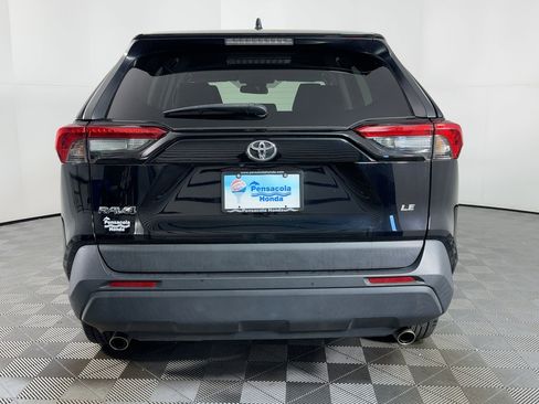 Used 2022 Toyota RAV4 LE image 9
