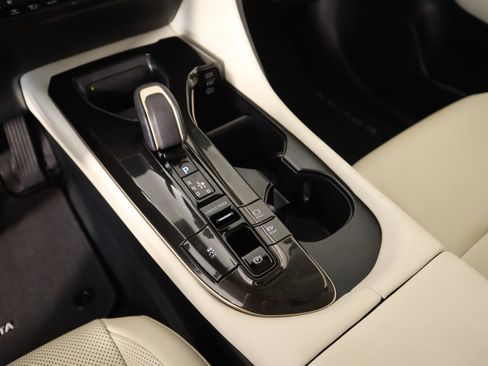 Used 2024 Toyota Crown Limited image 8