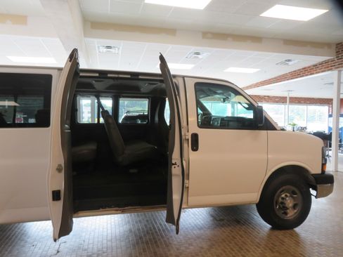 Used 2018 Chevrolet Express 3500 LT w/ LT Preferred Equipment Group RWD image 17