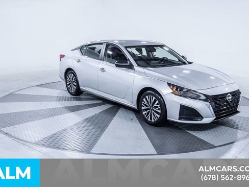 Used 2024 Nissan Altima 2.5 SV image 14