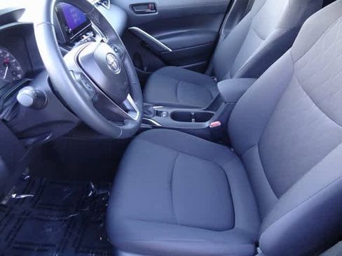 Used 2025 Toyota Corolla Cross LE image 6