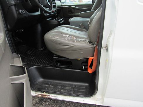Used 2015 Chevrolet Express 2500 RWD image 29