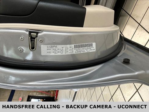Used 2018 Chrysler Pacifica Touring-L FWD image 19