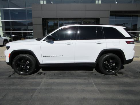 Used 2023 Jeep Grand Cherokee Altitude AWD/4WD image 3