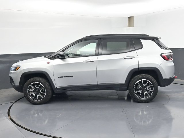 Used 2025 Jeep Compass Trailhawk AWD/4WD image 4