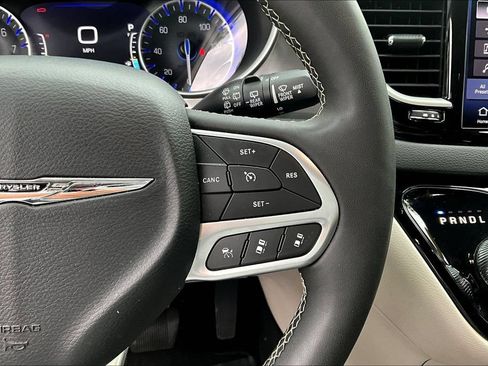 Used 2024 Chrysler Pacifica Touring-L FWD image 10