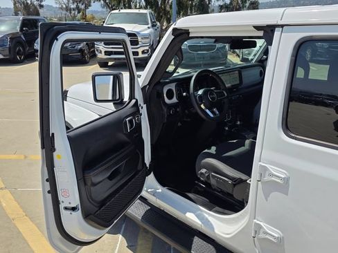 Used 2024 Jeep Wrangler Unlimited Sahara AWD/4WD image 40