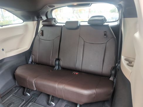 Certified 2024 Toyota Sienna Platinum image 32