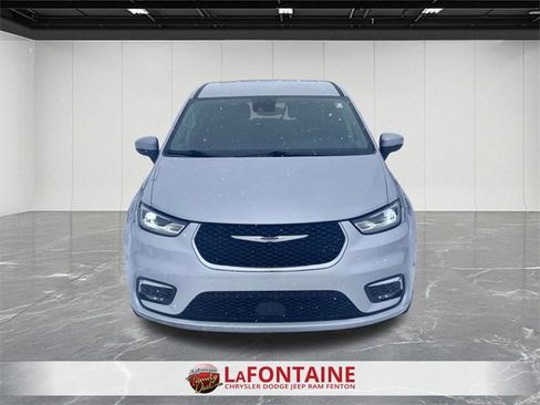 Used 2023 Chrysler Pacifica Touring-L image 8