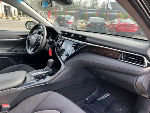 Used 2018 Toyota Camry LE image 22