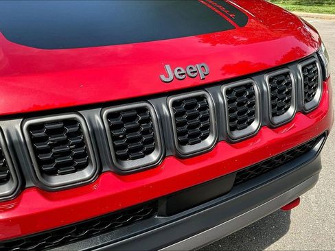 Used 2025 Jeep Compass Trailhawk w/ Trailer Tow Group AWD/4WD image 31