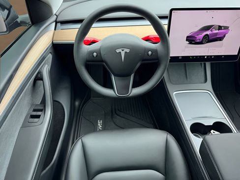 Used 2024 Tesla Model Y Long Range RWD image 23