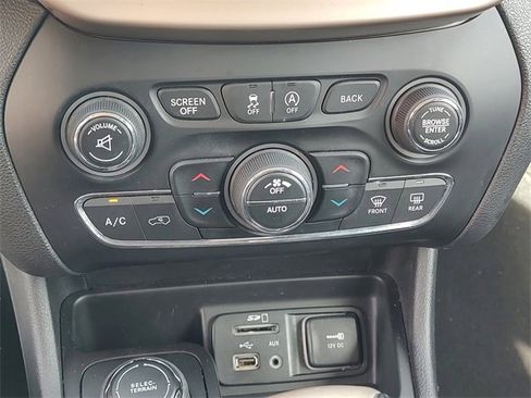 Certified 2018 Jeep Cherokee Limited w/ Technology Group image 20